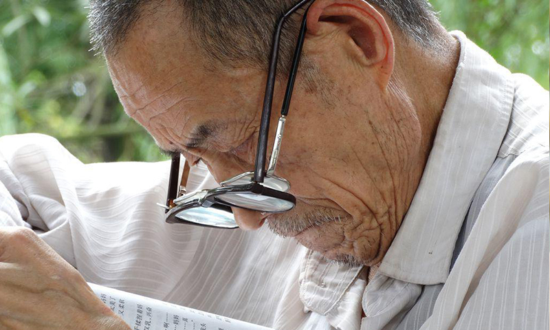 選配老花鏡掌握六個關(guān)鍵點,，佩戴舒適不頭暈