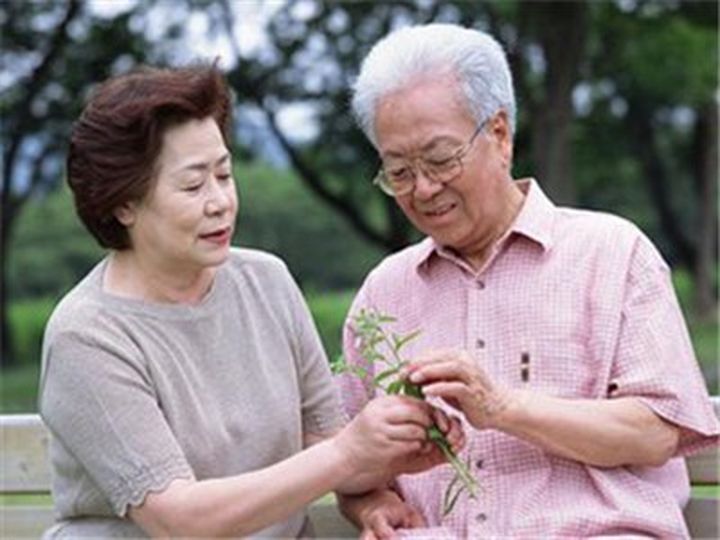 老花鏡科普：老人該如何緩解老花眼？