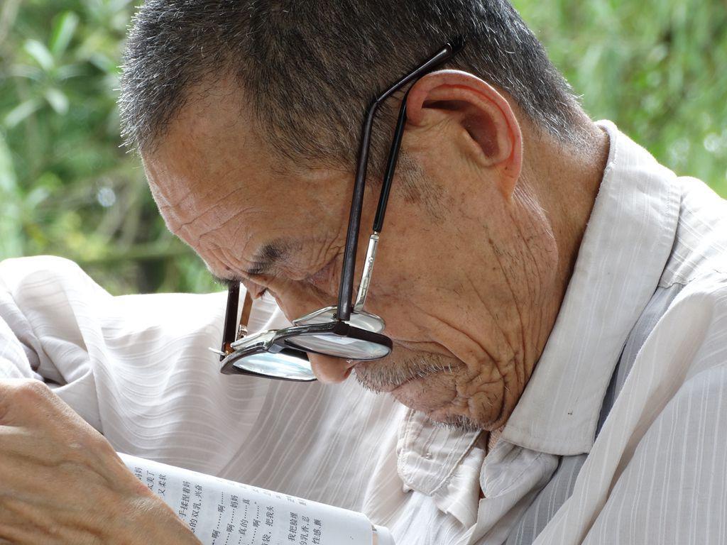 “老花眼”誰(shuí)都避不開(kāi),，哪些癥狀說(shuō)明眼睛提前“花”了？